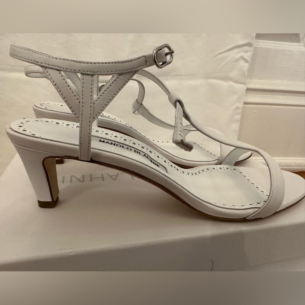 New Manolo Blahnik white sandals size 39